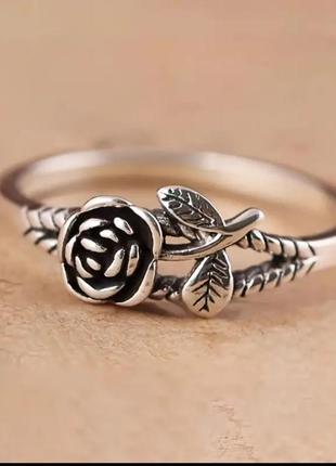 Симпатичное кольцо с цветком,размер-17