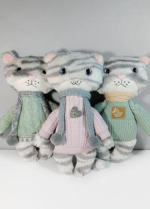 Котенок в свитере мягкая игрушка котполосатая серая кошка большой котик на день валентина