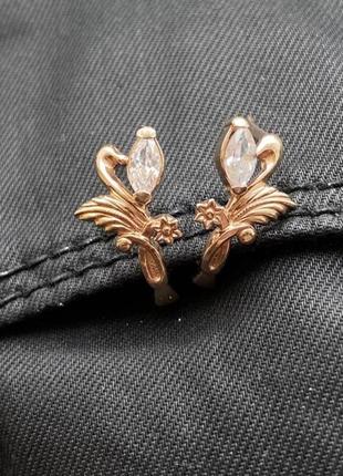 Серебряные позолоченные серьги цветка 925 пробы.