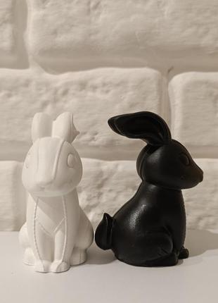 Зайчик. декор. статуетка.