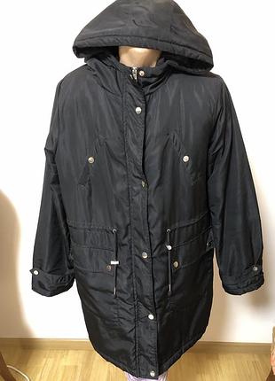 Демисезонная парка в черном цвете.