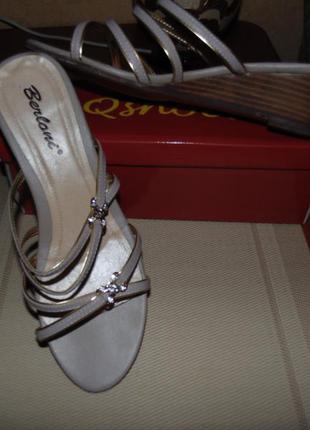 Ошатні шльопанці на танкетці великий вибір взуття!