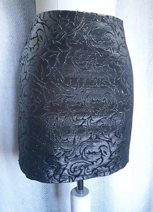 Короткая нарядная блестящая серебряная юбка с металлической фактурой и принтом жаккард от george