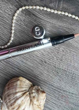 Корректор для лица придающий коже сияние dior skinflash radiance booster pen тон 003 sunbeam2 фото
