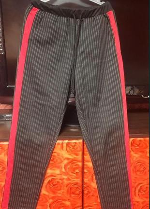 Укороченные брюки с красными вставками.