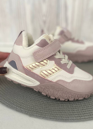 Кроссовки утеплены флисом!