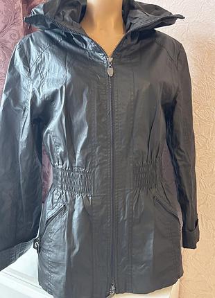 Вітровка жіноча приталена