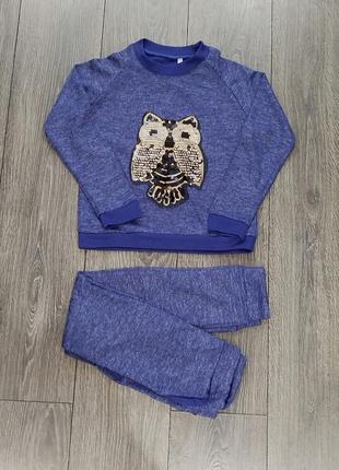 Трикотажный костюм с пайетками.