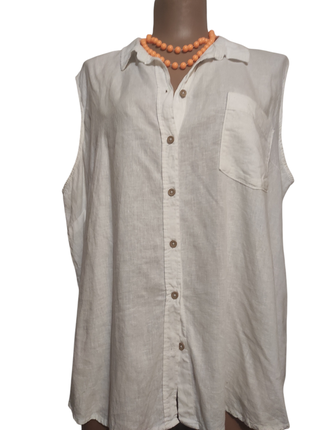 Біла лляна блузка без рукавів.
