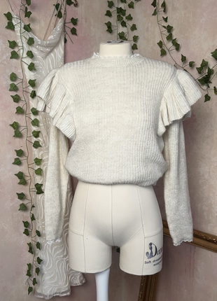 Свитер с рюшами и кружевом