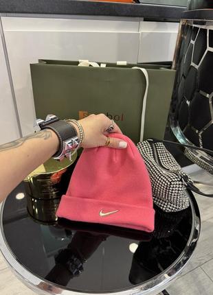 Детская крутая яркая шапка nike на девочку вязаная розовая шапка nike