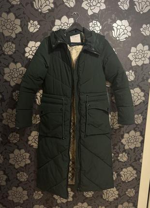 Теплое зимнее пальто зумрудного цвета