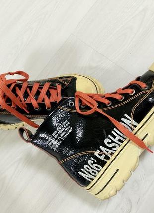 Высокие кеды лакированные с надписью ботинки на шнуровке с молнией сбоку