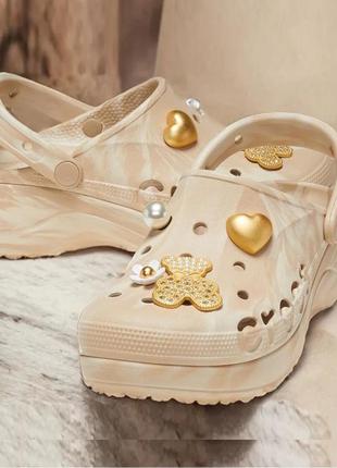 Крокс платформа бая беж crocs baya platform marbled charm clog chai/multi