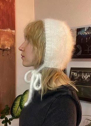 Вязаный чепчик пушистый