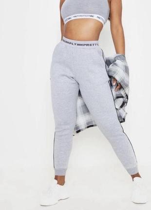 Спортивные штаны бренда prettylittlething