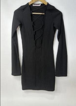 Сукня з гарним декольте.