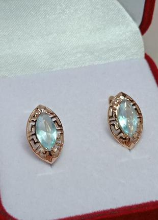 Очаровательные серьги с греческим орнаментом и топазом. позолота.