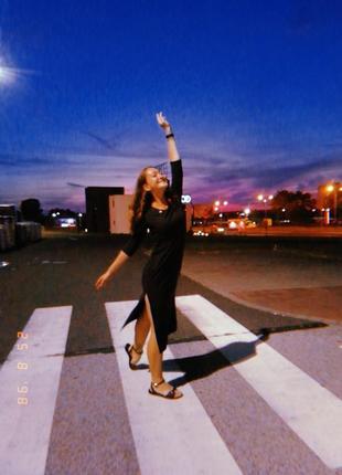 Длинное серое платье с разрезами по бокам