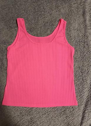 Ярка майка в рубчик.