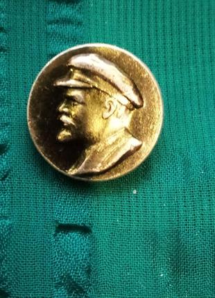Значок с портретом вождя в кепке .прошлый век
