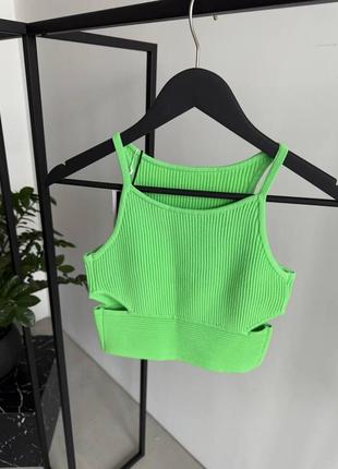 Яркий летний женский топ в рубчик на бретелях