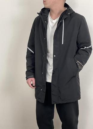 Чорна куртка плащ ostin з вставками, принт на рукаві, подовжена, остін, парка, пальто