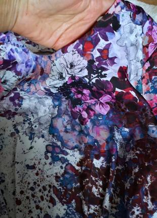 Нарядна блузка з баскою біла принт фіолетовий в кольорах3 фото