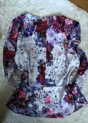 Нарядна блузка з баскою біла принт фіолетовий в кольорах4 фото