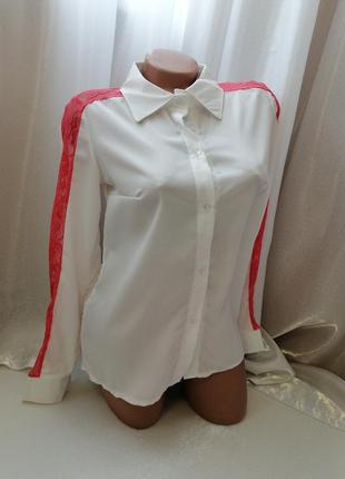 Красива блузка з прозорими мереживними вставками гіпюр.