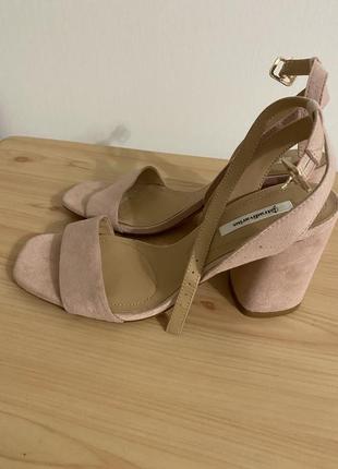 Босоножки stradivarius, квадратный каблук