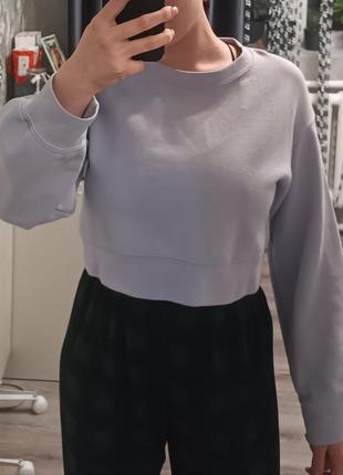 Укороченный свитшот с длинными объемными рукавами