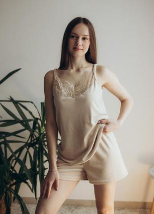 Женская велюровая пижама с шортами