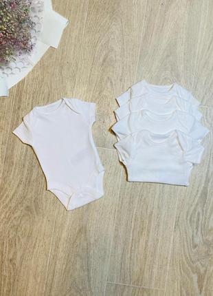 Боді для новонароджених діток у білому кольорі primark.