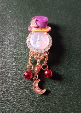 Брошь луна в шляпе