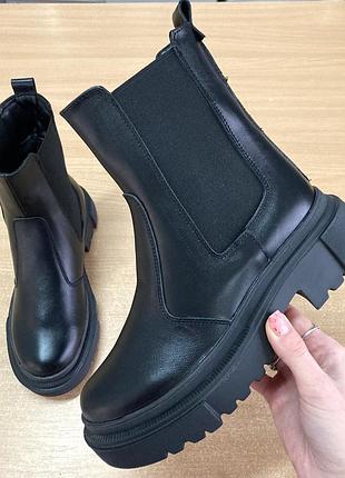 Чорні челсі зимові шкіряні жіночі 36 на невисокій платформі