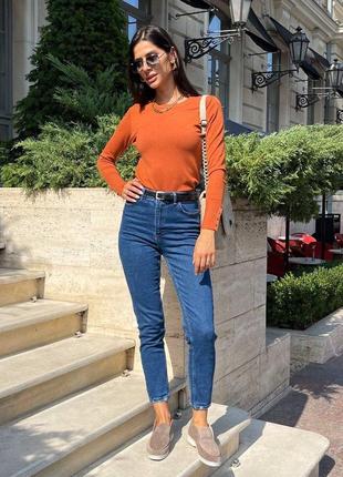 Сині джинси мом із високою талією