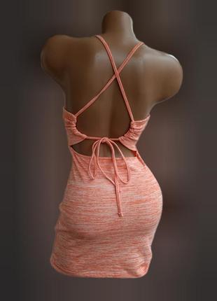 Красивое платье с переплетом на спине