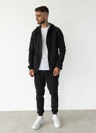 Чоловічий спортивний костюм