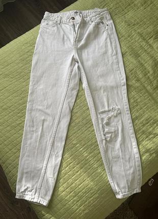Женские белые рваные джинсы bershka