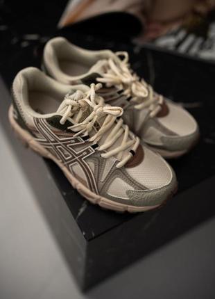 Жіночі кросівки дуже зручні в носінні гарно сидять на нозі якісний щільний матеріал