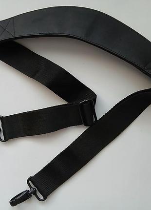 Длинная черная ручка к спортивной, дорожной сумке с металлическими карабинами и наплечником, ремень