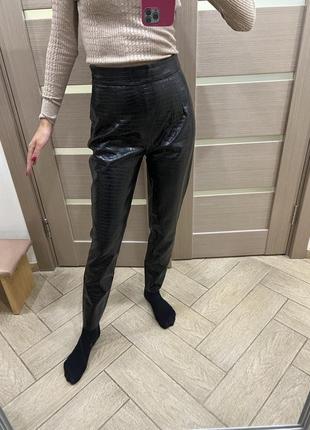 Брюки штаны из эко-кожи в змеиный принт zara