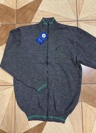 Светр на блискавці