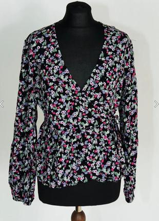 Элегантная женская блуза на запах с цветочным принтом envii этикетка