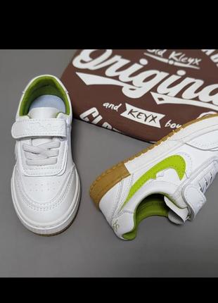 Стильні білі кеди для хлопчиків з яскравими елементами