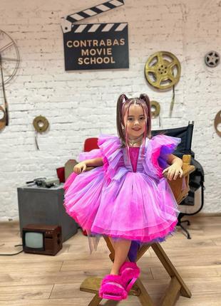 Сукня з шлейфом , яскрава пишна сукня