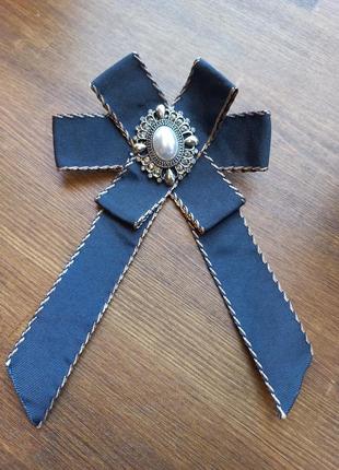 Масивна фантазійна брош.