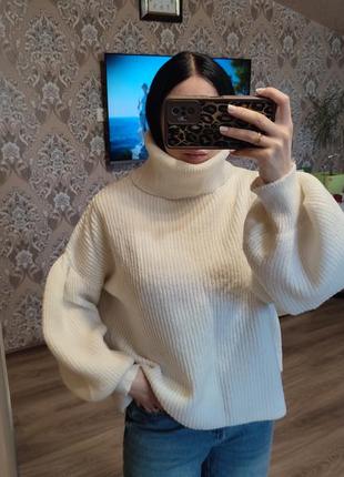 Объемный белый свитер с широкими рукавами горлом