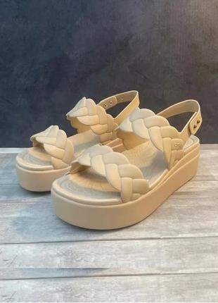 Крокс босоножки бруклин бежевые crocs brooklyn woven upper low wedge beige